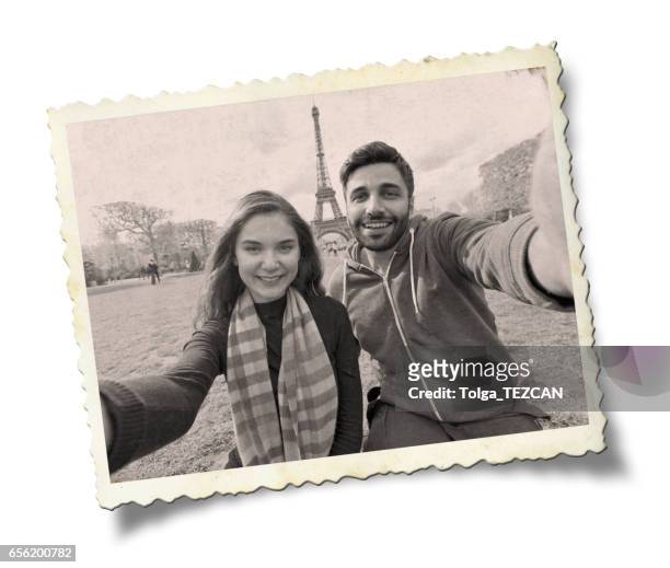 快樂的年輕夫婦在巴黎。 - old photos 個照片及圖片檔