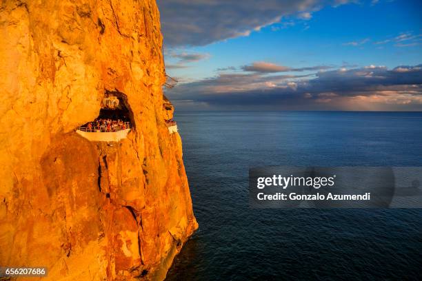 cova d´en xoroi disco bar at minorca island - menorca stockfoto's en -beelden