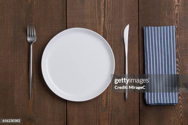 empty white plate table setting - serviette de table stockfoto's en -beelden