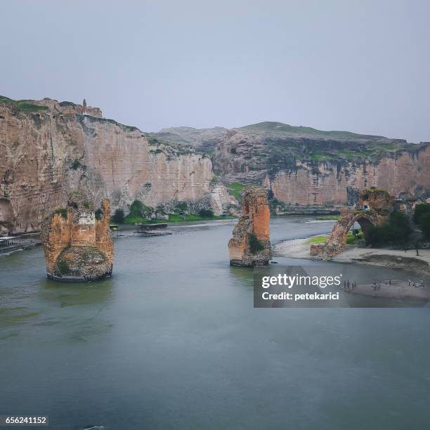 antike stadt hasankeyf - euphrates river stock-fotos und bilder