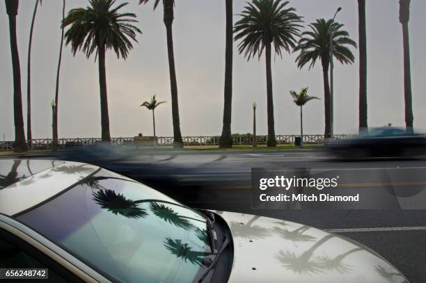 cars in the santa monica evening fog - palisades park santa monica stock pictures, royalty-free photos & images