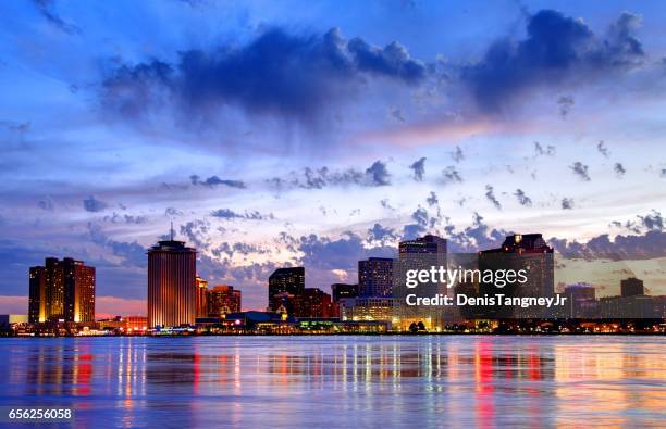 skyline de new orleans louisiana da baixa ao longo do rio mississippi - new orleans city - fotografias e filmes do acervo