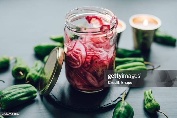 taco mexikanische tex med essen stilleben eingelegte roten zwiebel - red onion stock-fotos und bilder