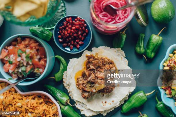 taco mexikanische tex med essen stilleben - buffet fond stock-fotos und bilder