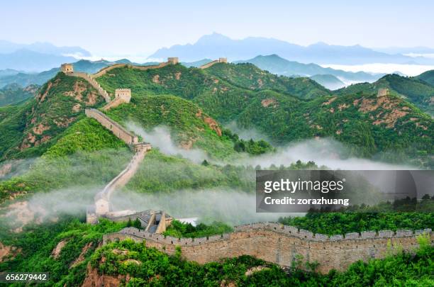 grote muur van china in de stratosfeer mist, china - great wall china stockfoto's en -beelden
