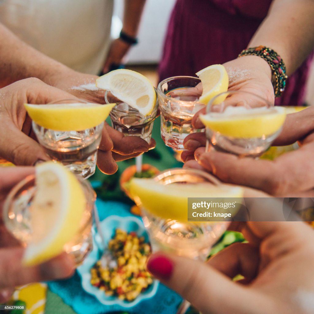 Estilos de med comida mexicana tex de taco con amigos con tequila