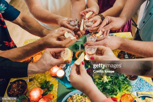 estilos de med comida mexicana tex de taco con amigos con tequila - tequila fotografías e imágenes de stock