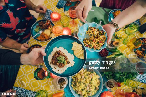 taco mexicain tex med food des modes de vie avec des amis en train de dîner - invité photos et images de collection