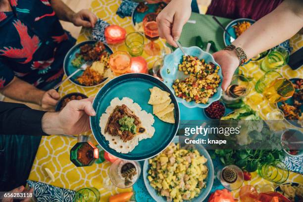 taco mexikansk tex med mat livsstilar med vänner äta middag - tacos bildbanksfoton och bilder