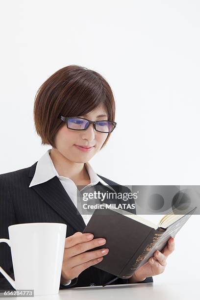 japanese female company employee to read a book - newbie stock pictures, royalty-free photos & images