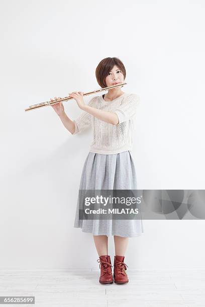 japanese woman blowing a flute - soprano flute photos et images de collection