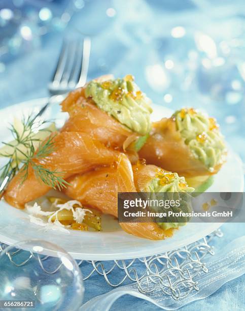 smoked salmon cones filled with guacomole and crab - boule noel stock-fotos und bilder