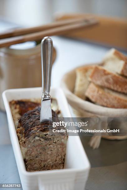 farmhouse pat,baguette and a jar of gherkins - terrine photos et images de collection