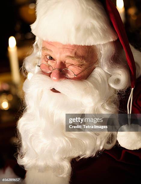 portrait of santa claus winking - naughty santa 個照片及圖片檔