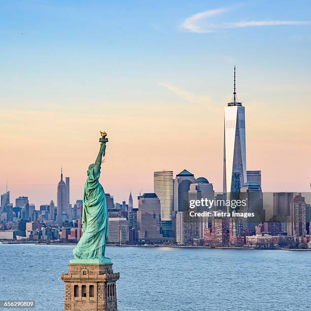 usa, new york state, new york city, statue of liberty and one world trade centre - statue of liberty new york city - fotografias e filmes do acervo