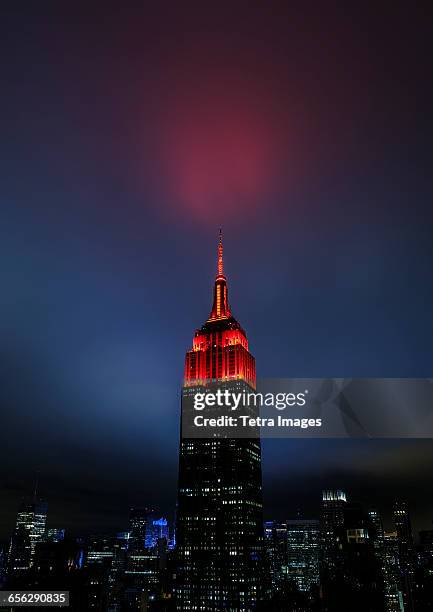 usa, new york state, new york city, spire of empire state building at night - empire state building fotografías e imágenes de stock