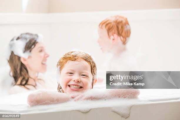 mother and children (2-3, 4-5) having bubble bath - お風呂　親子 ストックフォトと画像