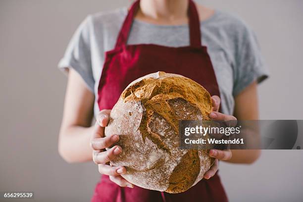 woman holding hand made bread - baker smelling bread photos et images de collection