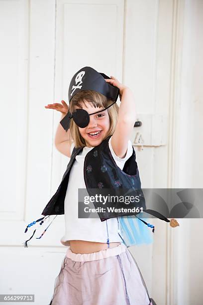 portrait of excited little girl dressed up as a pirate - verkleden stockfoto's en -beelden