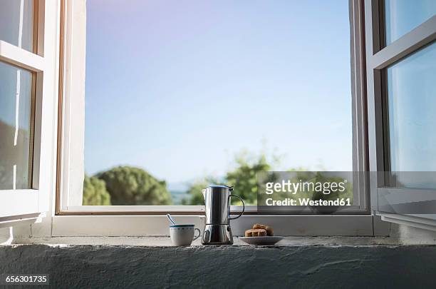 espresso can, coffee cup and pastry by the window - peitoril de janela - fotografias e filmes do acervo