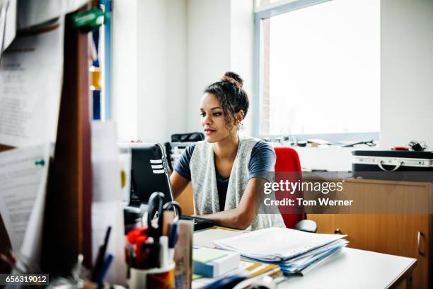 young african businesswoman working on computer - businesswear stock pictures, royalty-free photos & images