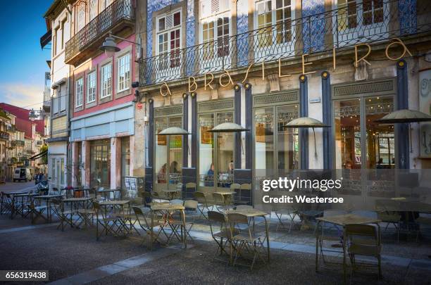 straatmening met gezellige café - braga city stockfoto's en -beelden