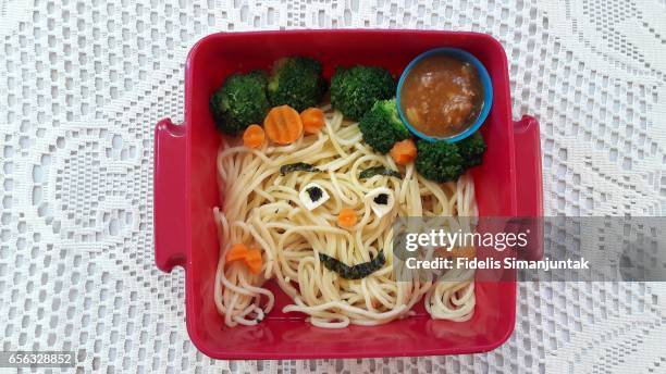 bento set with smiley face-shaped spaghetti - bento box stock-fotos und bilder