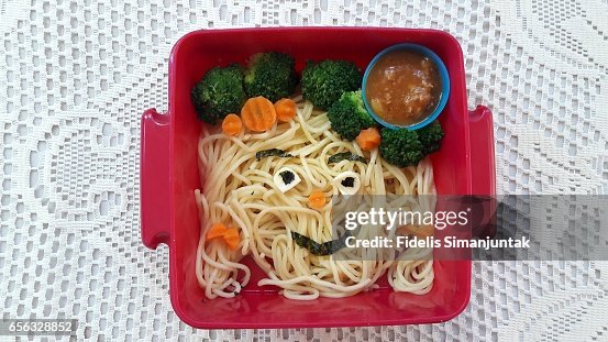 Bento set with smiley face-shaped spaghetti Bento set with smiley face-shaped spaghetti