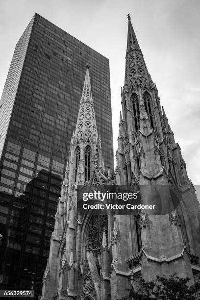 new york, facade church of st. patrick with the olympic tower behind, manhattan, ny - cattedrale di san patrizio manhattan new york foto e immagini stock