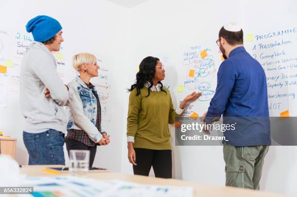 groupe de jeunes, des professionnels et des stagiaires, développement de start-up concpets au bureau - juif photos et images de collection