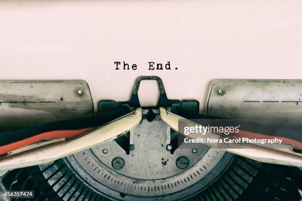 the end words type on vintage typewriter - beëindigen stockfoto's en -beelden