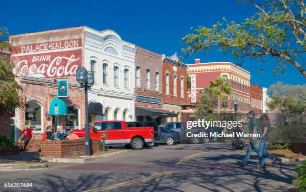 negozi del centro di fernandina beach, florida - small town america foto e immagini stock