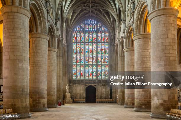 the nave of gloucester cathedral. - vidriera de colores fotografías e imágenes de stock