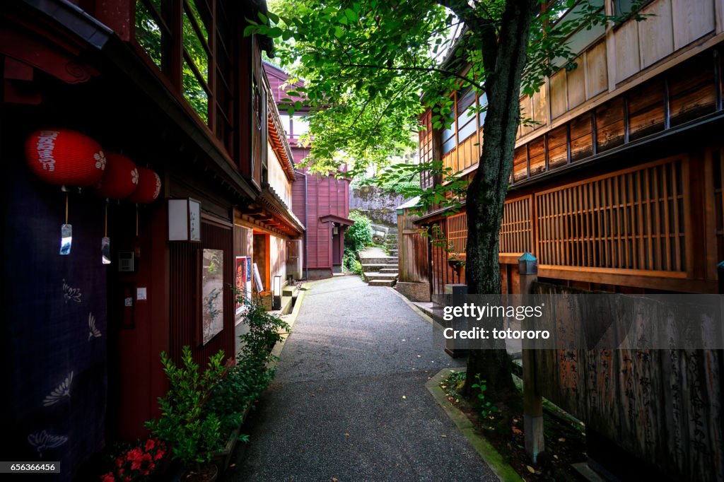 Walking with retro mood and unusual ambience along the dark narrow hill alley (暗がり坂) in Kazue-Machi Chaya District (主計町 茶屋街), Kanazawa (金沢) Japan