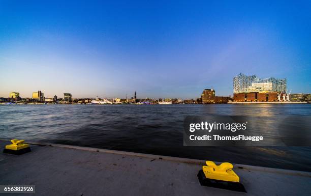 skyline von hamburg - hafencity hamburg stock-fotos und bilder