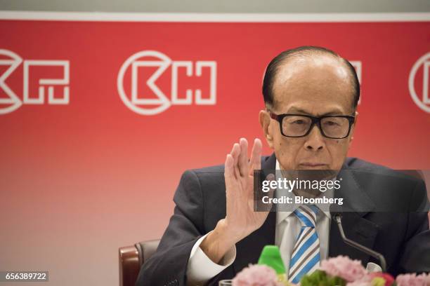 Billionaire Li Ka-shing, chairman of CK Hutchison Holdings Ltd. And Cheung Kong Property Holdings Ltd., attends a news conference in Hong Kong,...