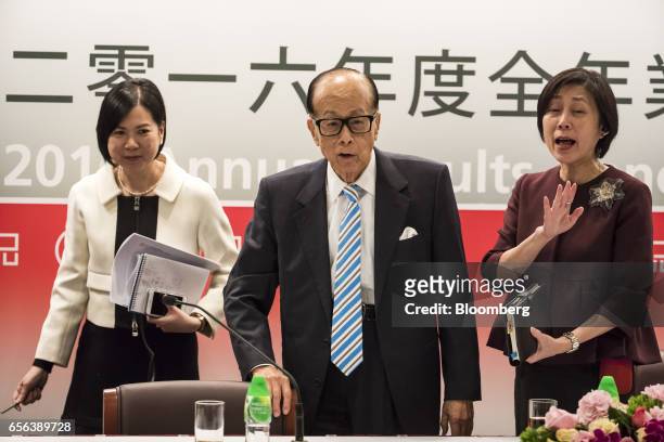 Billionaire Li Ka-shing, chairman of CK Hutchison Holdings Ltd. And Cheung Kong Property Holdings Ltd., center, speaks as he leaves a news conference...