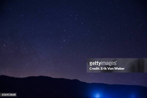 hillside at night with stars - cielo foto e immagini stock