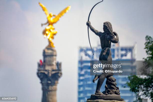 independence angel and diana cazadora skyline in mexico city - telelens stockfoto's en -beelden