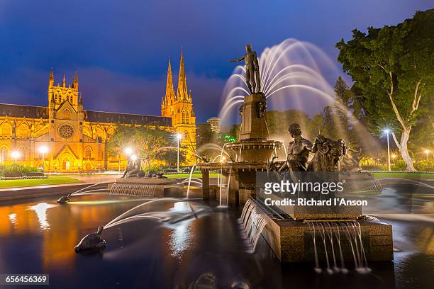 st mary's cathedral & archibald fountain at dusk - archibald fountain stock-fotos und bilder