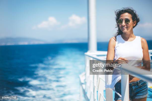 vrouw genieten van de zee van cruiseschip - cruising stockfoto's en -beelden