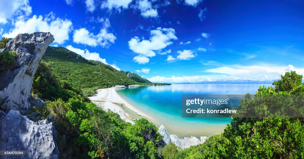 Spiaggia, acqua cristallina nel Mare Adriatico e Green Mountains
