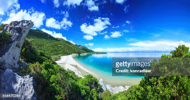 海灘，水晶般清澈的水，在亞德里亞海和綠色的山 - hvar 個照片及圖片檔
