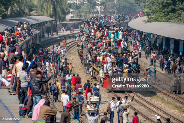 treno pieno di passeggeri che entrano in stazione il giorno nebbioso - bangladesh foto e immagini stock