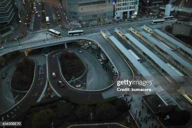 traffic in front of shinjuku station - bus front ストックフォトと画像