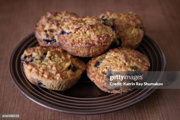 homemade blueberry oat muffins - muffin stockfoto's en -beelden