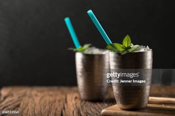 two moscow mule cocktail drink's. - moscow mule foto e immagini stock