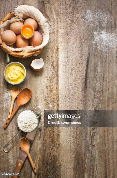 baking ingredients and utensils on rustic wooden background. - kitchen bench from above stock-fotos und bilder