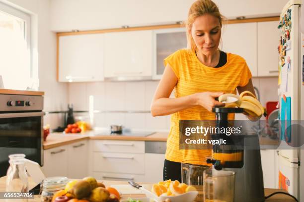 frau, kalt gepressten saft - geschält stock-fotos und bilder