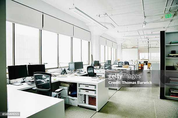 workstations in empty office - assenza foto e immagini stock